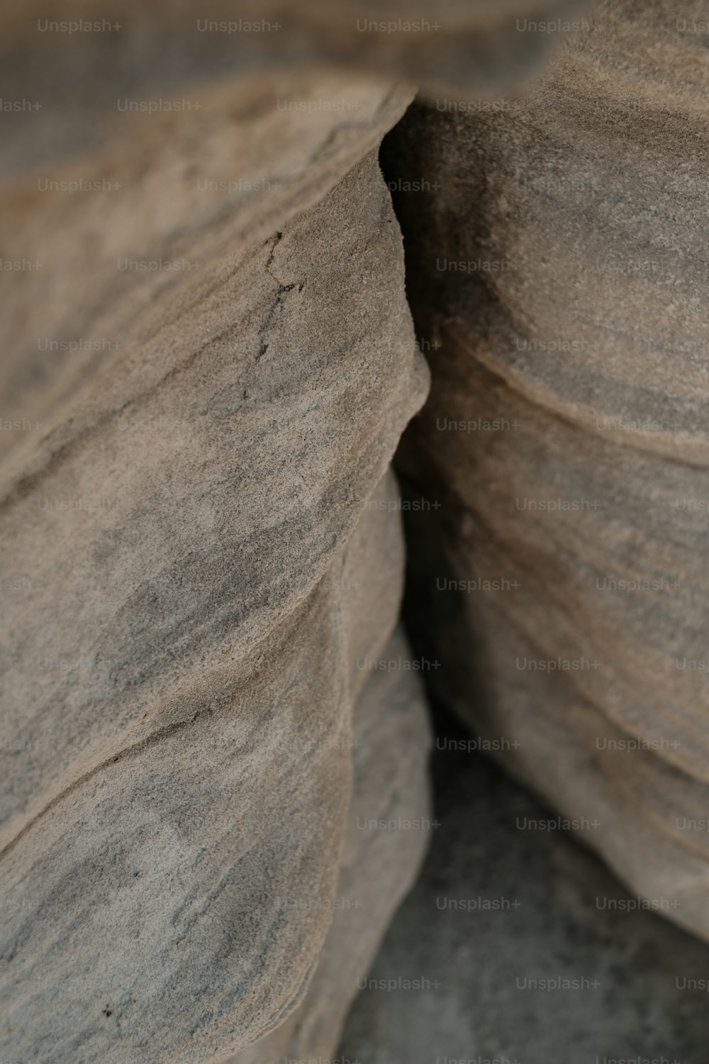Eine Nahaufnahme einiger Felsen mit einem Handy