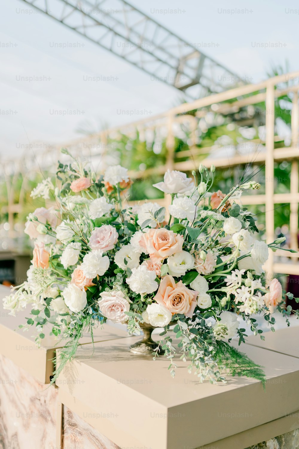 un bouquet de fleurs posé sur une table