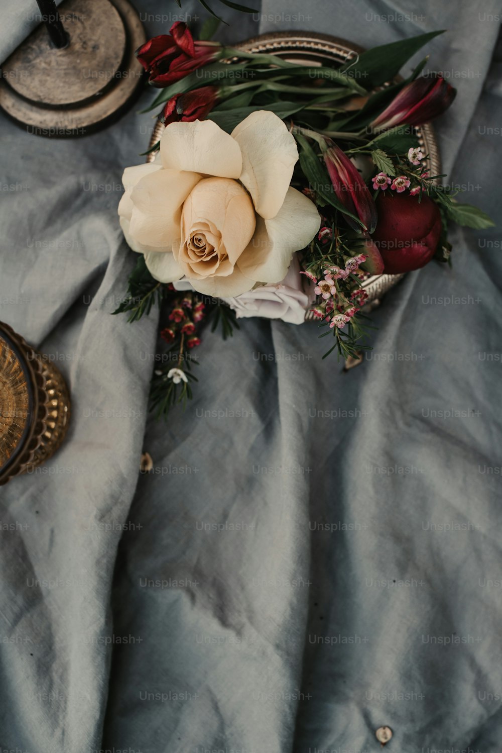 un bouquet de fleurs posé sur un lit