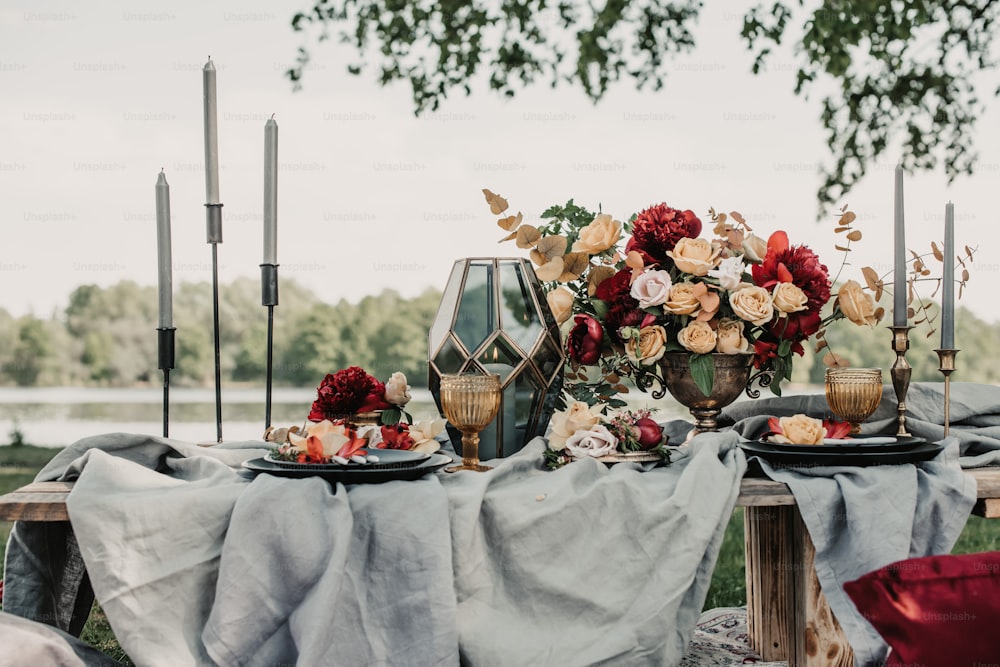 꽃으로 덮인 두 개의 접시로 덮인 테이블