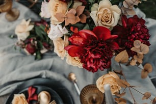 접시와 꽃으로 가득 찬 꽃병을 얹은 테이블