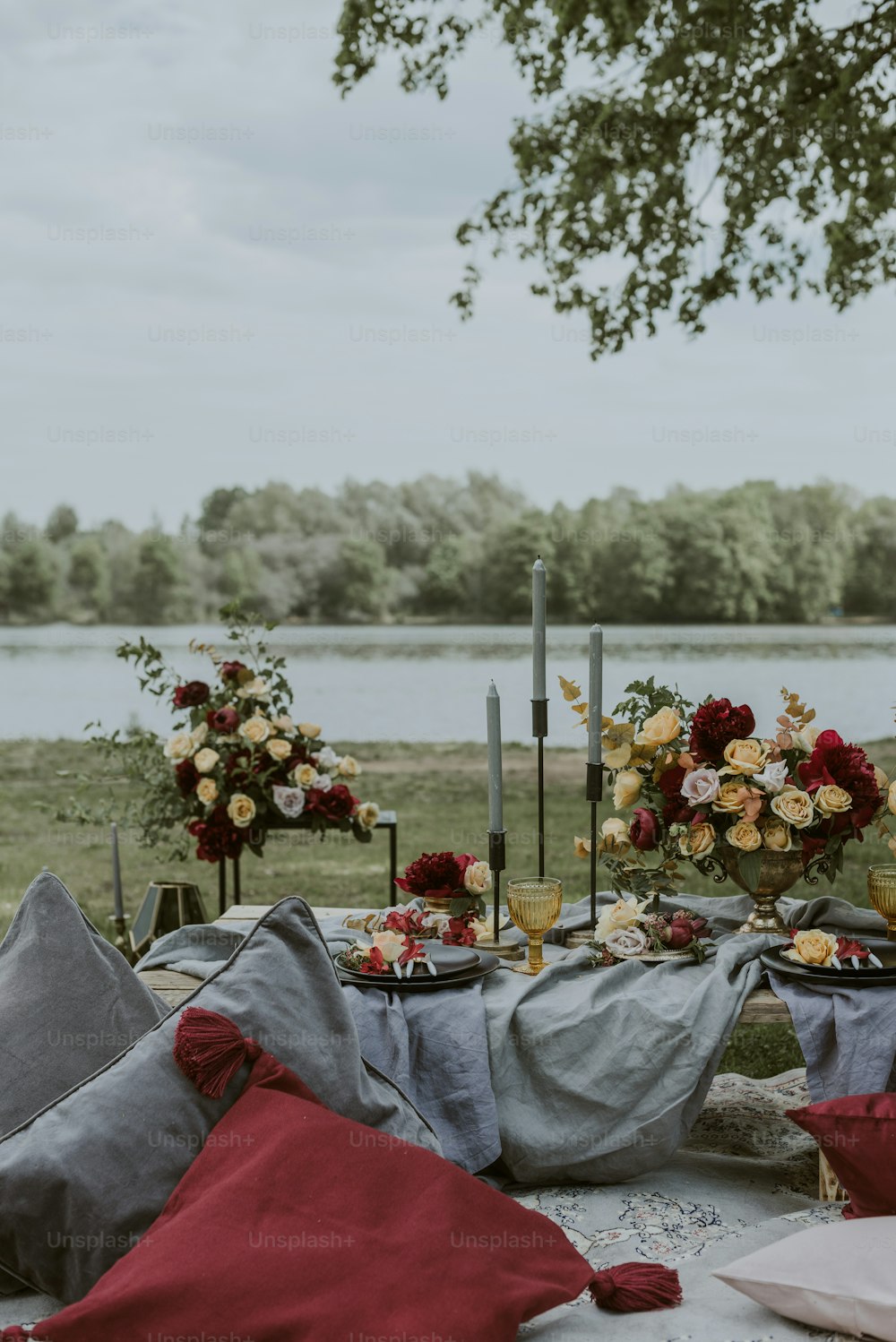 ein Tisch mit Blumen und Kerzen