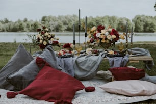 un tavolo da picnic con fiori e candele su di esso