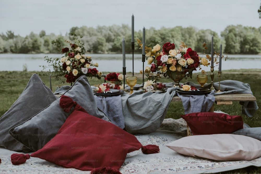 una mesa de picnic con flores y velas