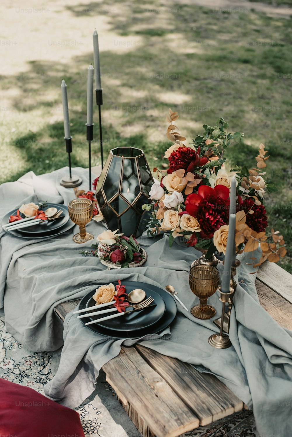 Ein Tisch ist mit Tellern und Kerzen gedeckt