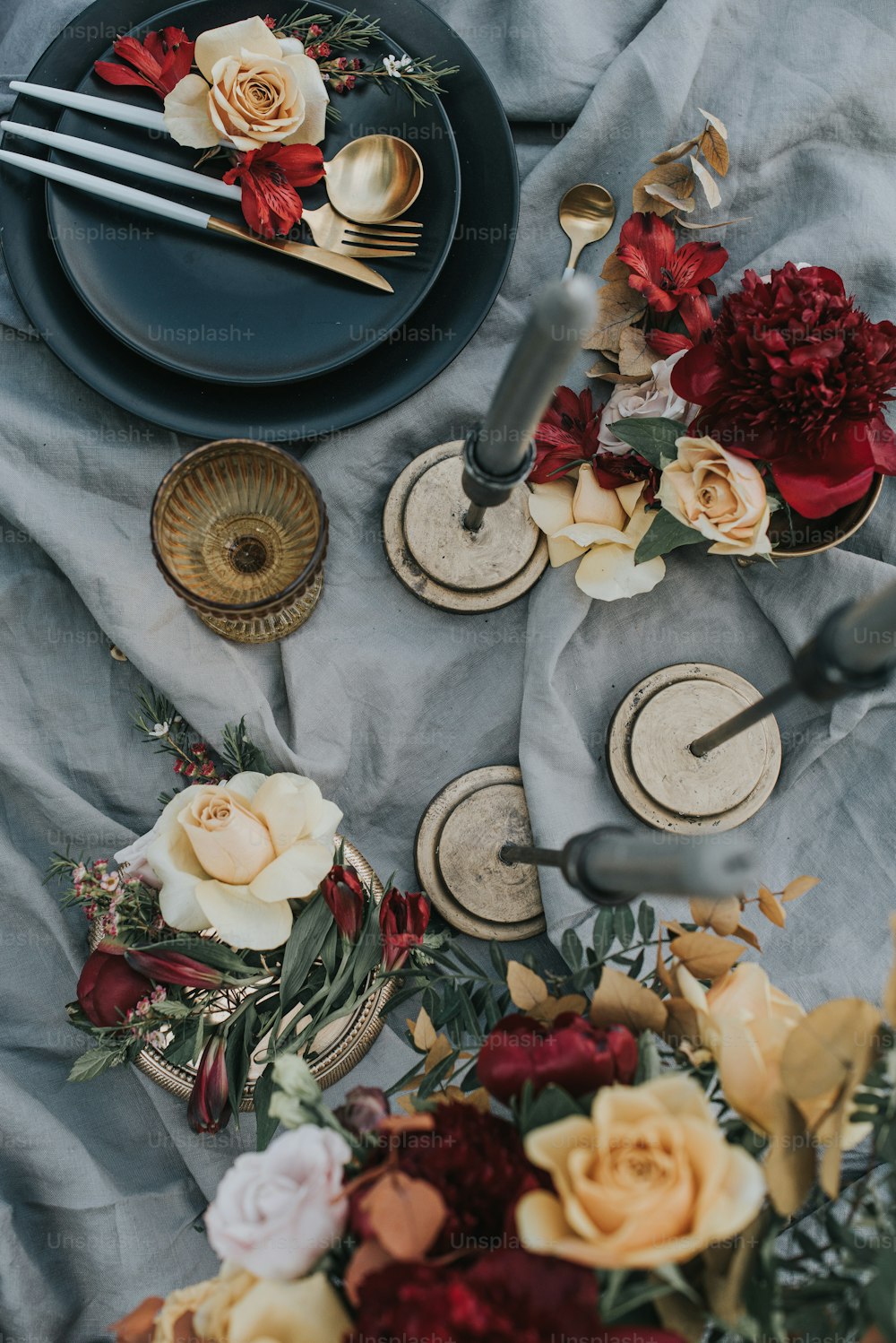 uma mesa coberta com pratos e flores em cima de uma mesa