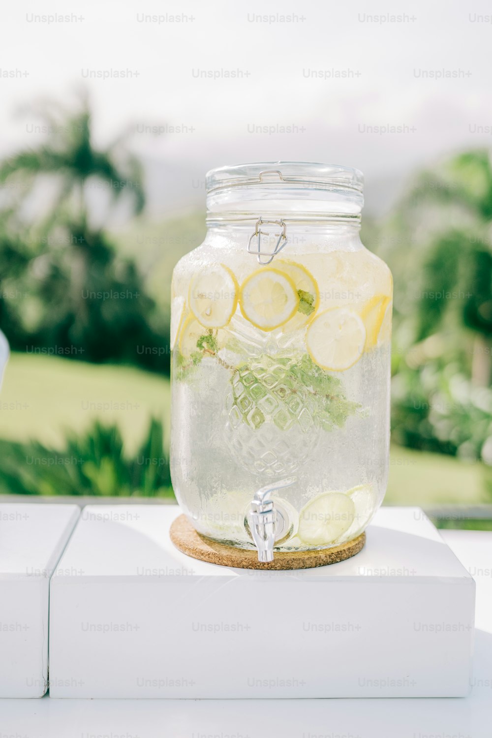 ein Einmachglas gefüllt mit Zitronenscheiben und Wasser