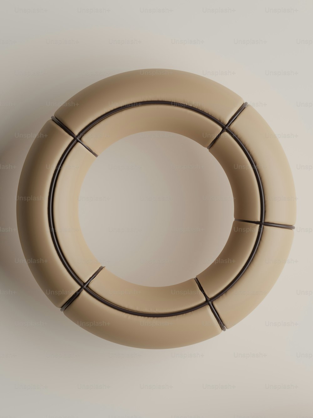 um objeto circular é mostrado em uma superfície branca