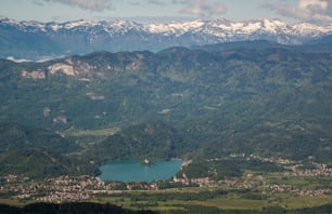 Una vista de una cadena montañosa con un lago en primer plano