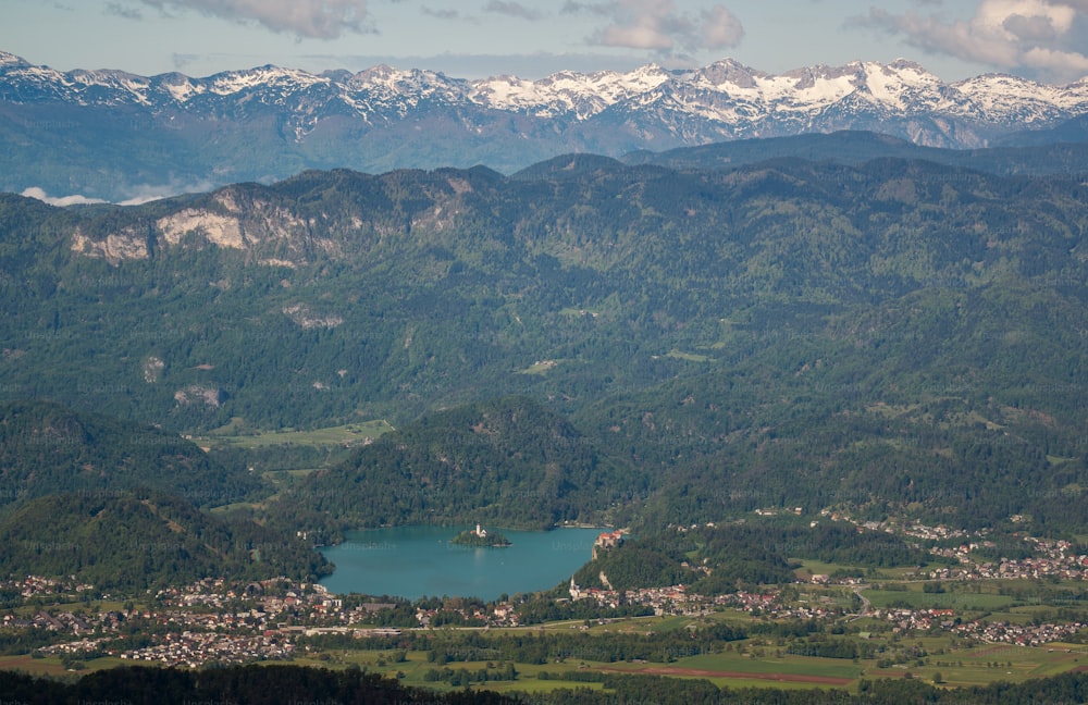 una vista di una catena montuosa con un lago in primo piano