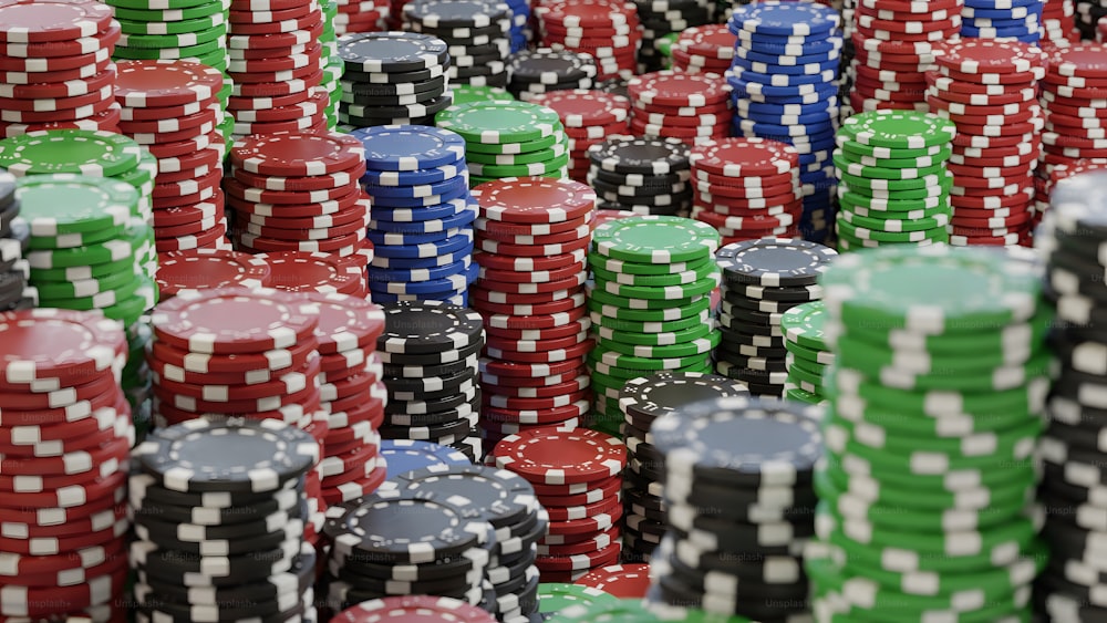 Viele Pokerchips sitzen übereinander