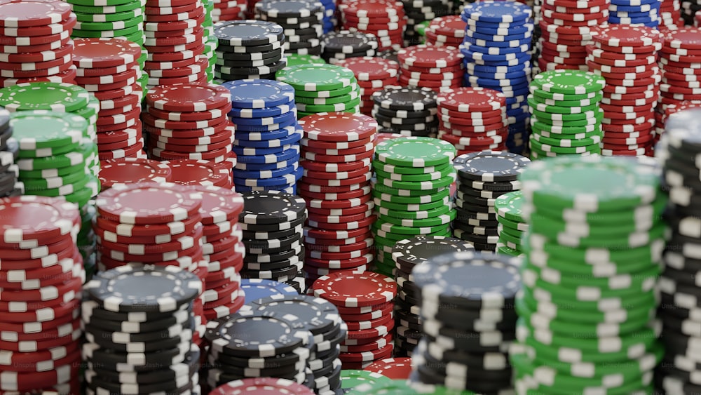 um monte de fichas de poker sentadas umas em cima das outras