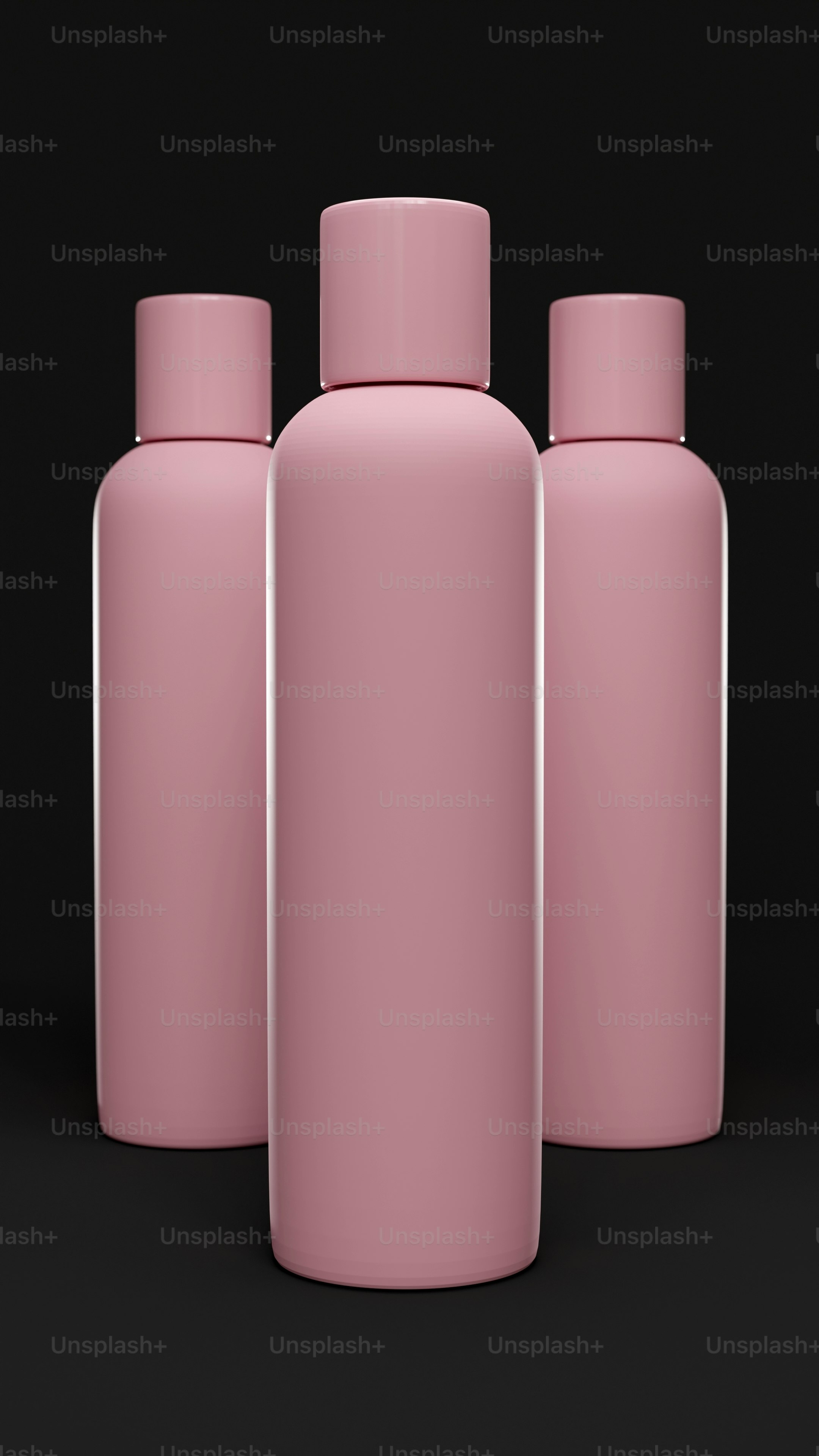 un groupe de trois bouteilles roses assises l’une à côté de l’autre
