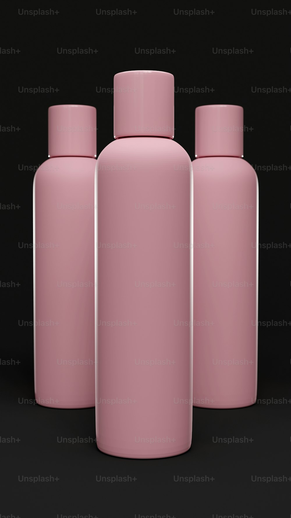 Un grupo de tres botellas rosadas sentadas una al lado de la otra