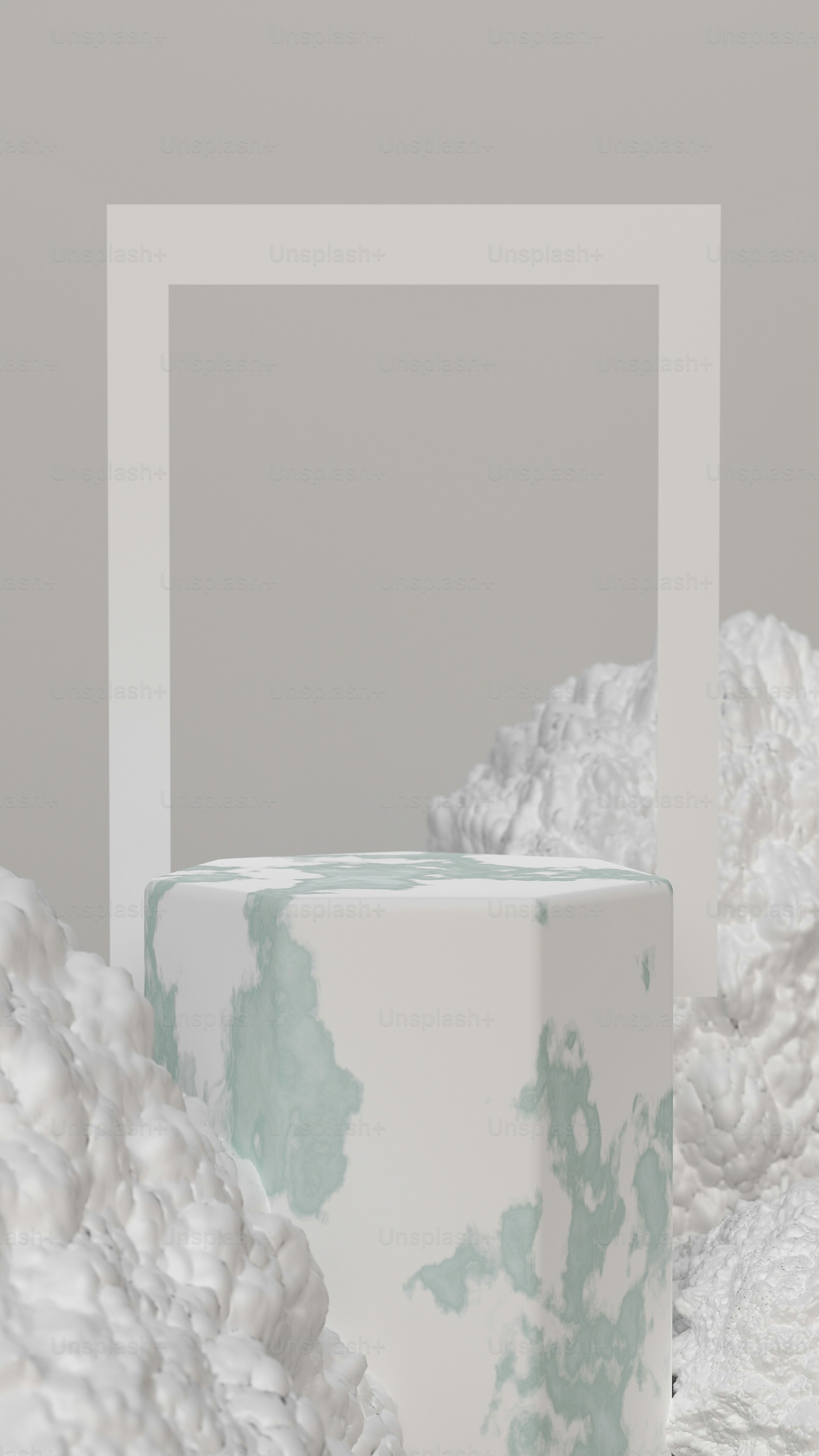 eine weiß-grüne Vase auf einem Tisch