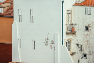 Un edificio bianco con un orologio sul lato di esso