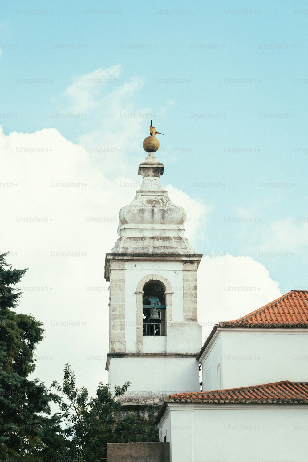 uma torre sineira com um sino em cima dela