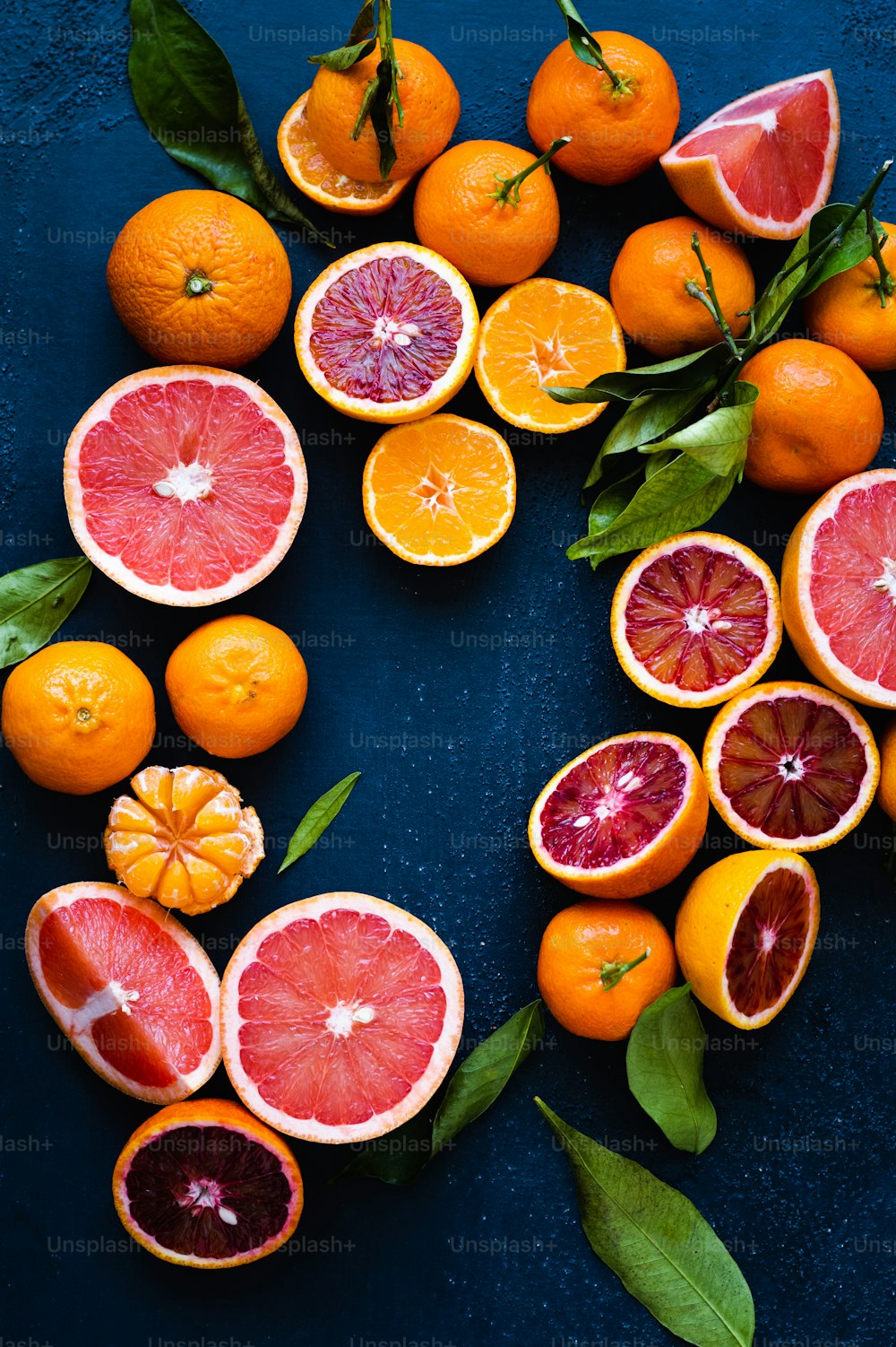 eine Gruppe von Grapefruits und Orangen in zwei Hälften geschnitten