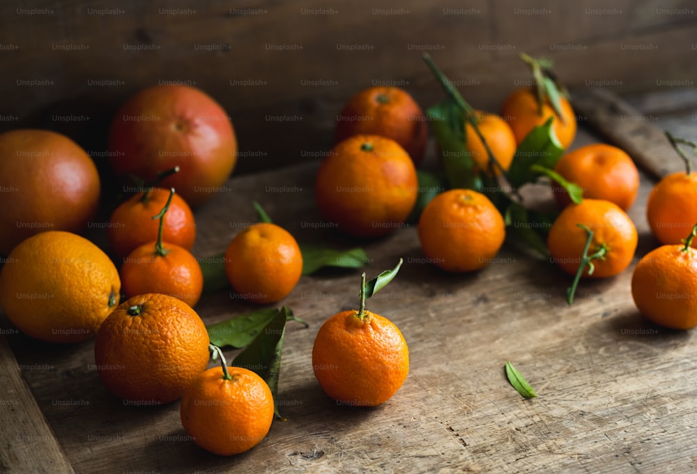 um monte de laranjas sentados em cima de uma mesa de madeira
