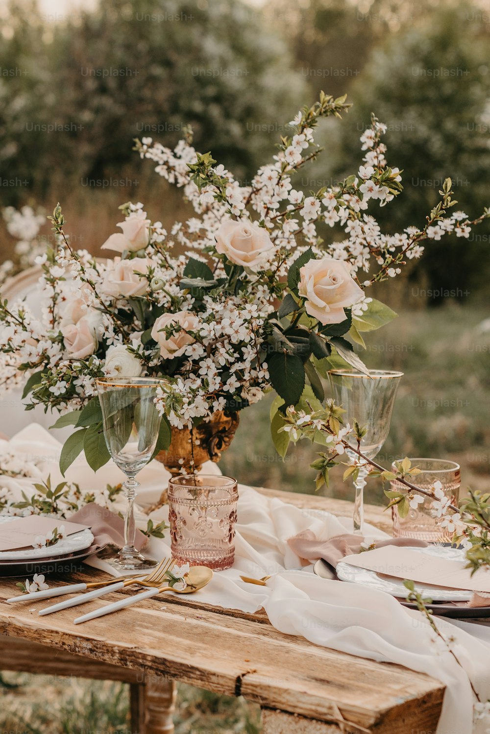 ein Holztisch mit einer Vase voller Blumen
