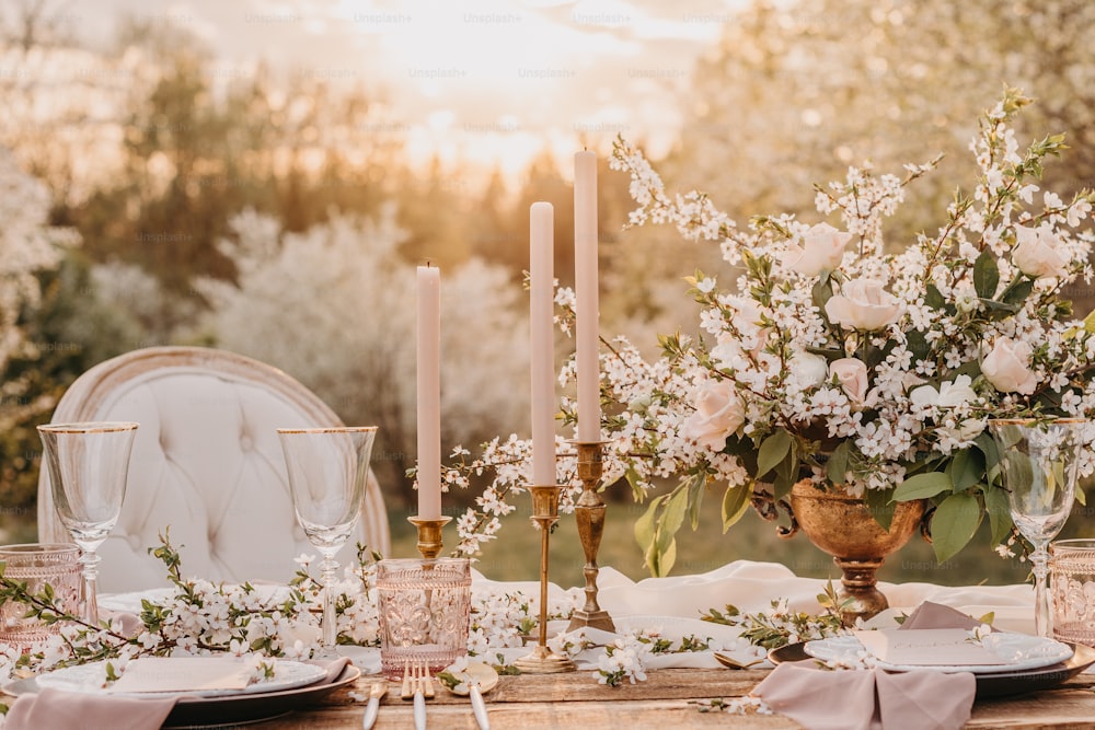uma mesa posta para um casamento com flores e velas