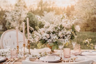 una mesa con un jarrón de flores y velas