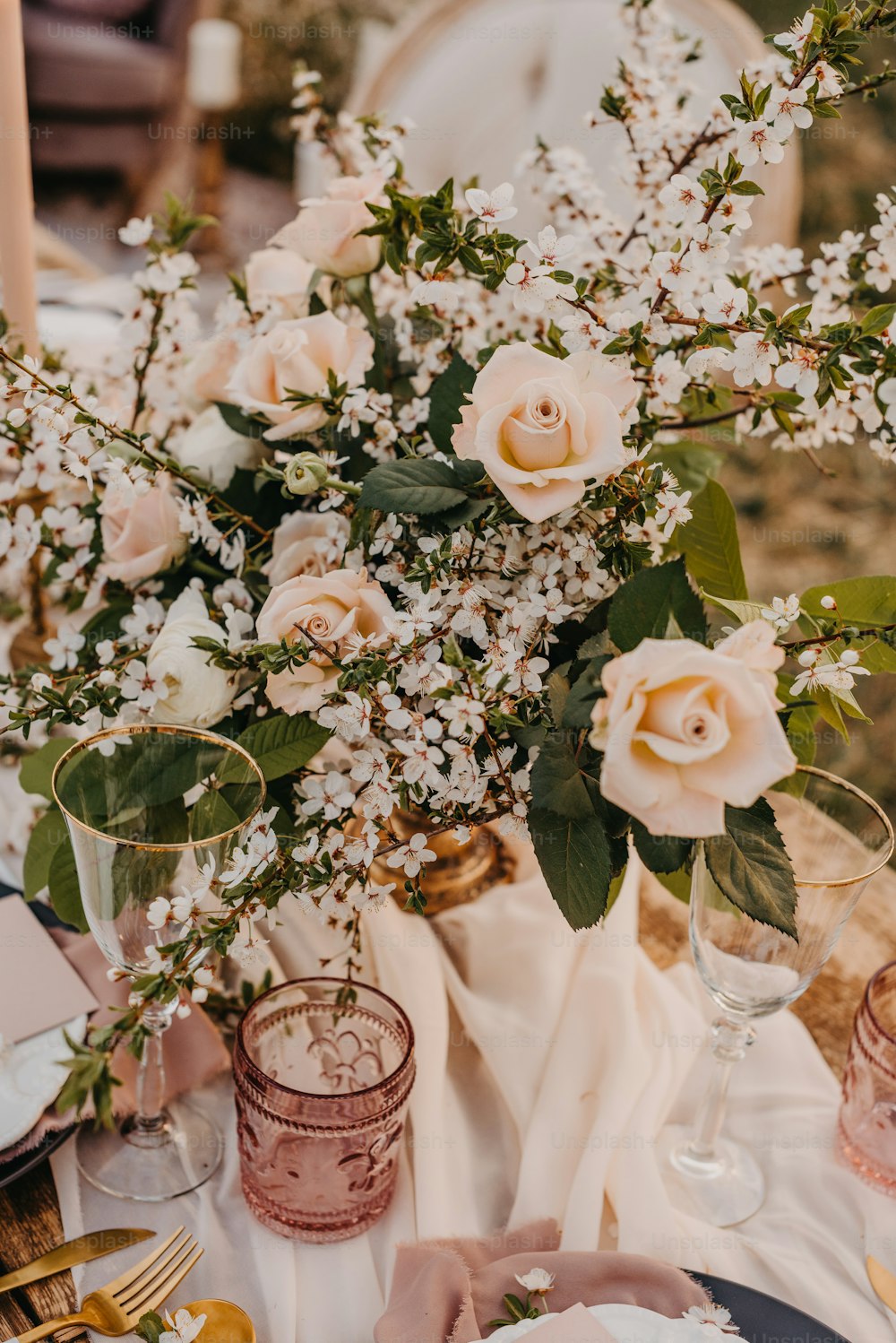 un tavolo sormontato da un vaso pieno di fiori