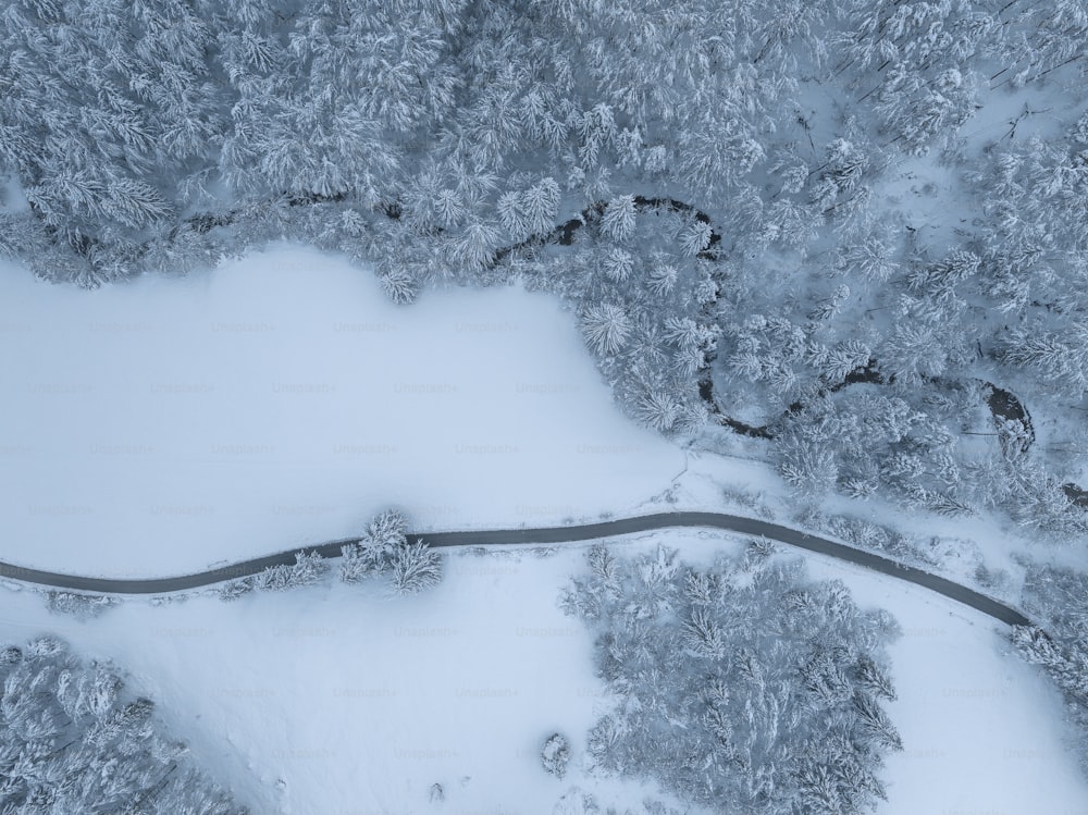 Vue aérienne d’une route sinueuse dans la neige