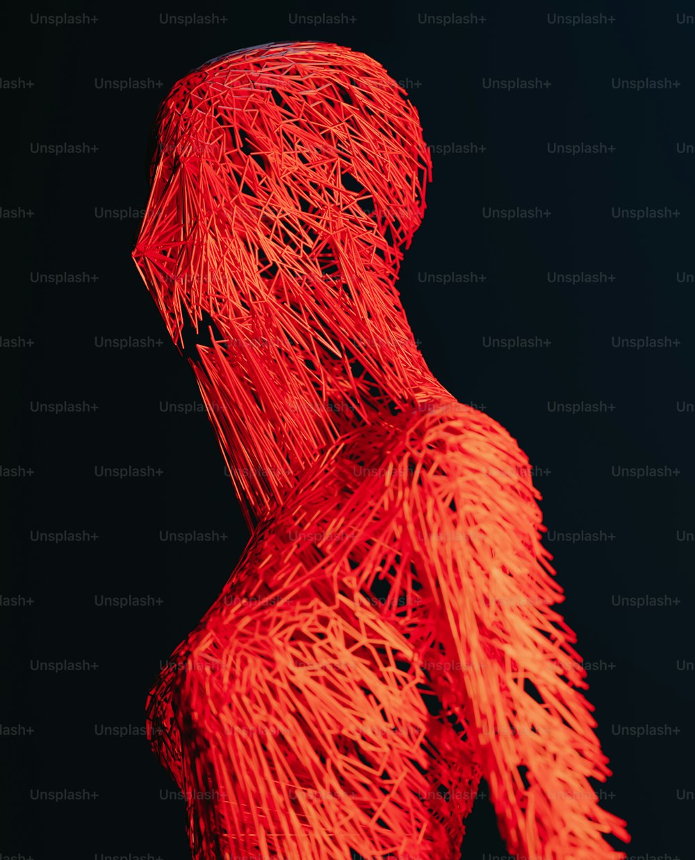 Una escultura roja de una persona con cabello largo