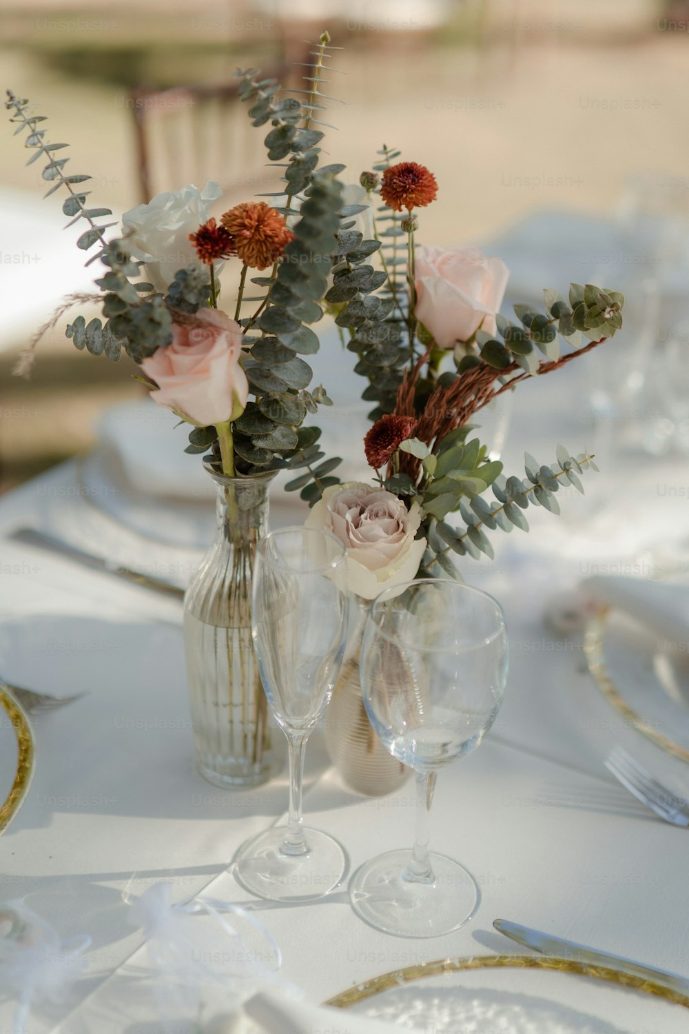 花でいっぱいの花瓶で覆われたテーブル