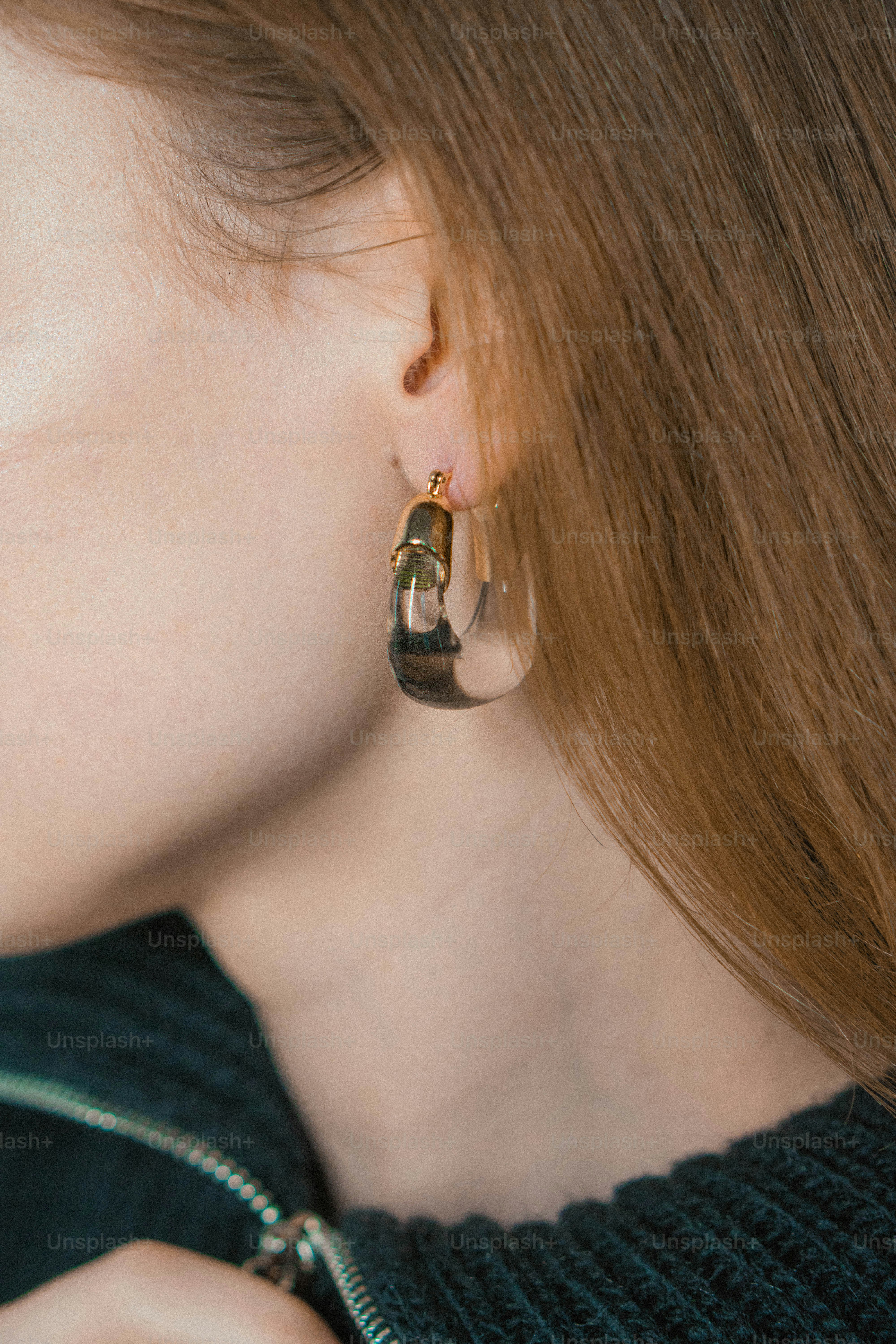 Un primer plano de una persona con un par de aretes