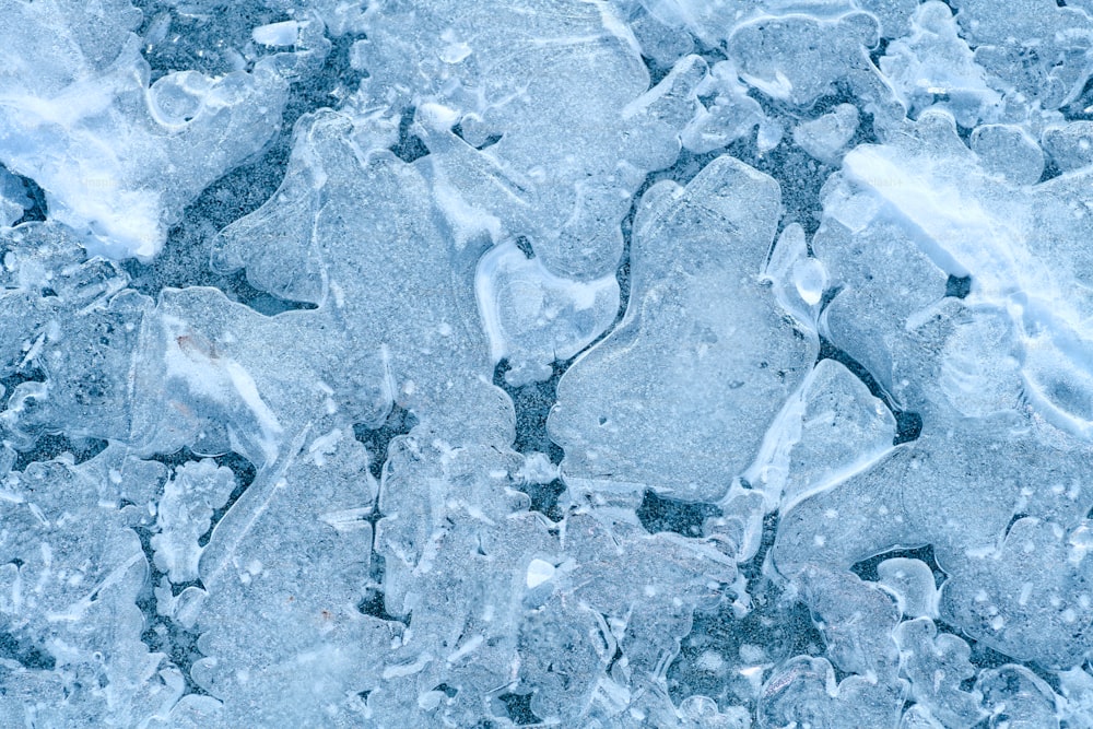 uma visão de perto do gelo e da água