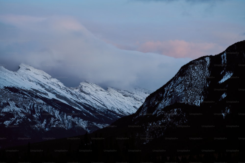 uma cordilheira com montanhas cobertas de neve no fundo