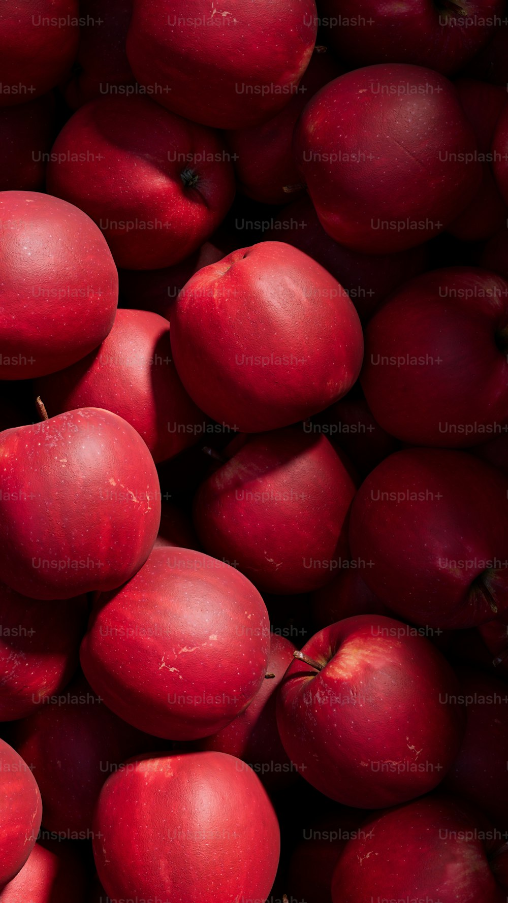 Un montón de manzanas rojas sentadas una al lado de la otra