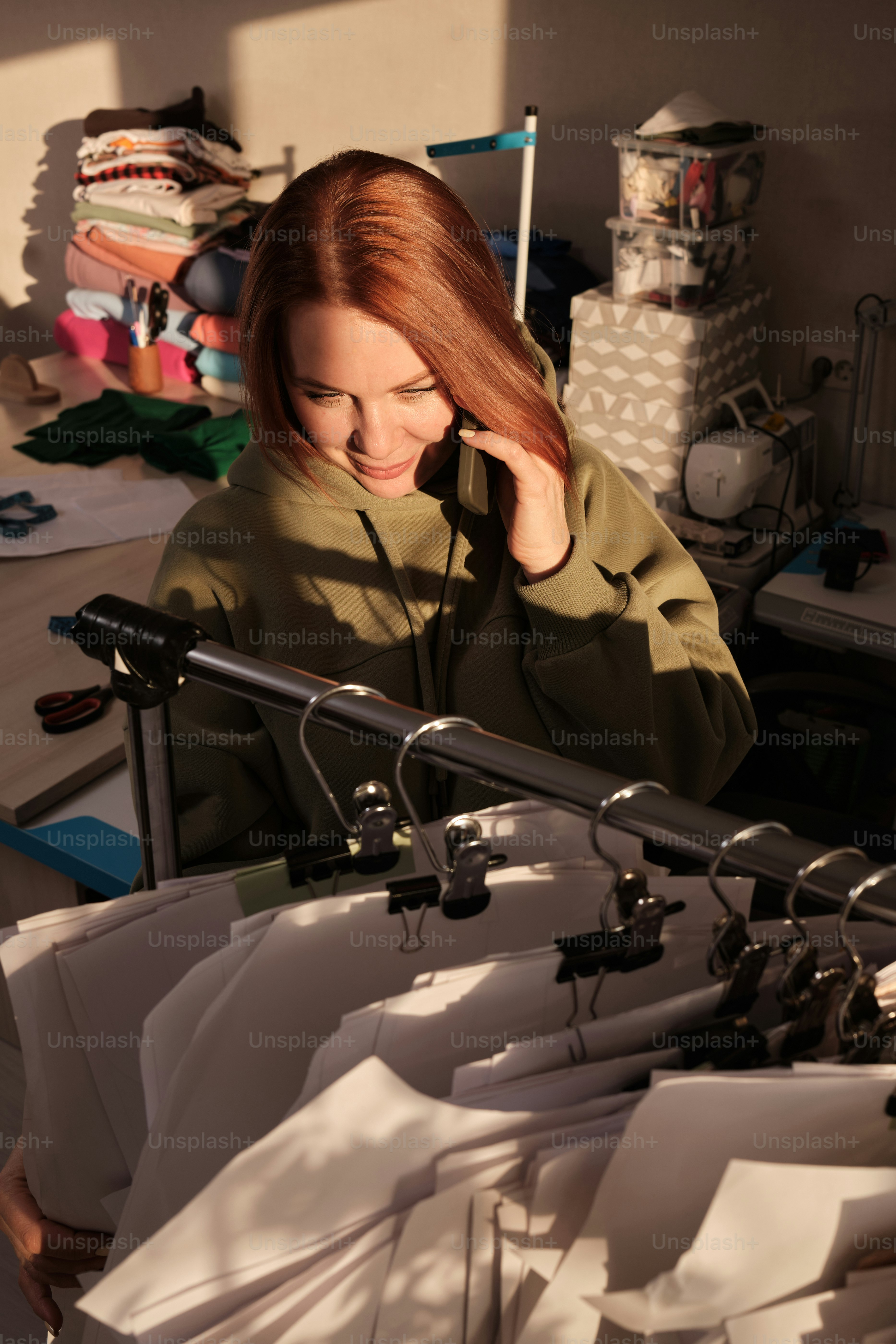 Una mujer sentada en una mesa hablando por teléfono celular