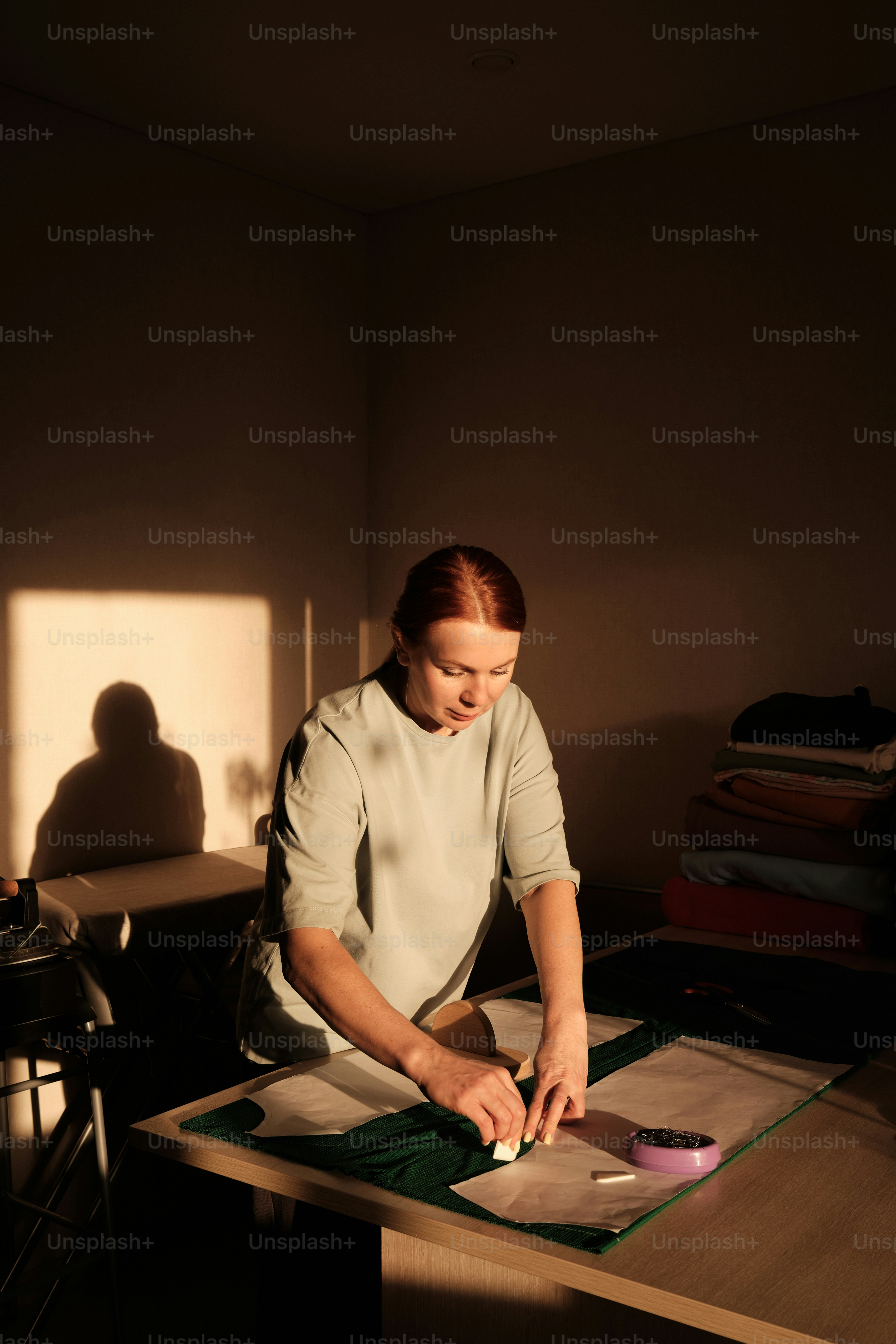 una persona seduta a un tavolo con un pezzo di carta