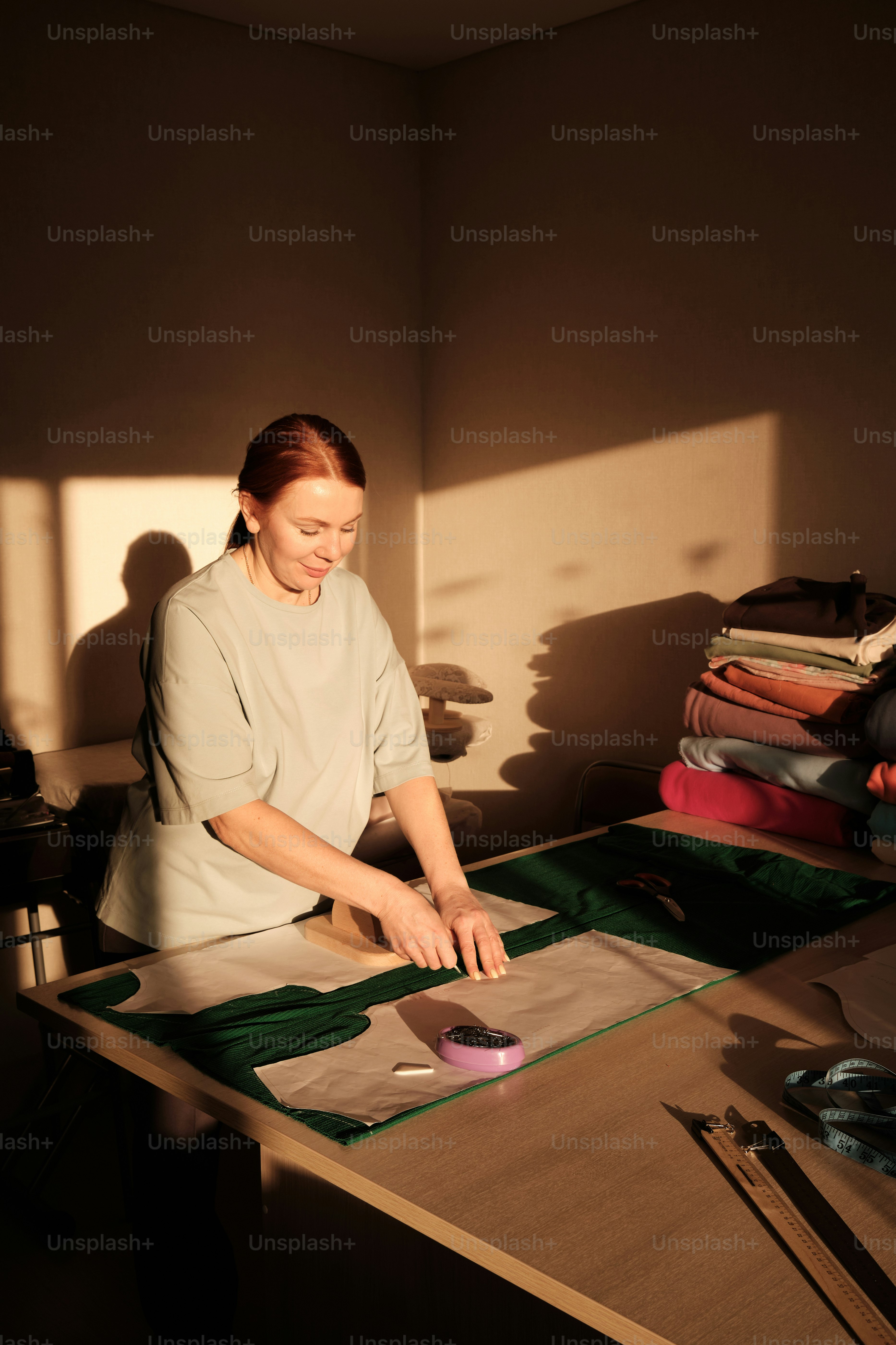 Una mujer sentada en una mesa con un trozo de tela