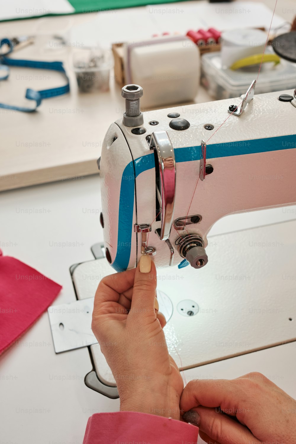Una persona que usa una máquina de coser para coser un trozo de tela