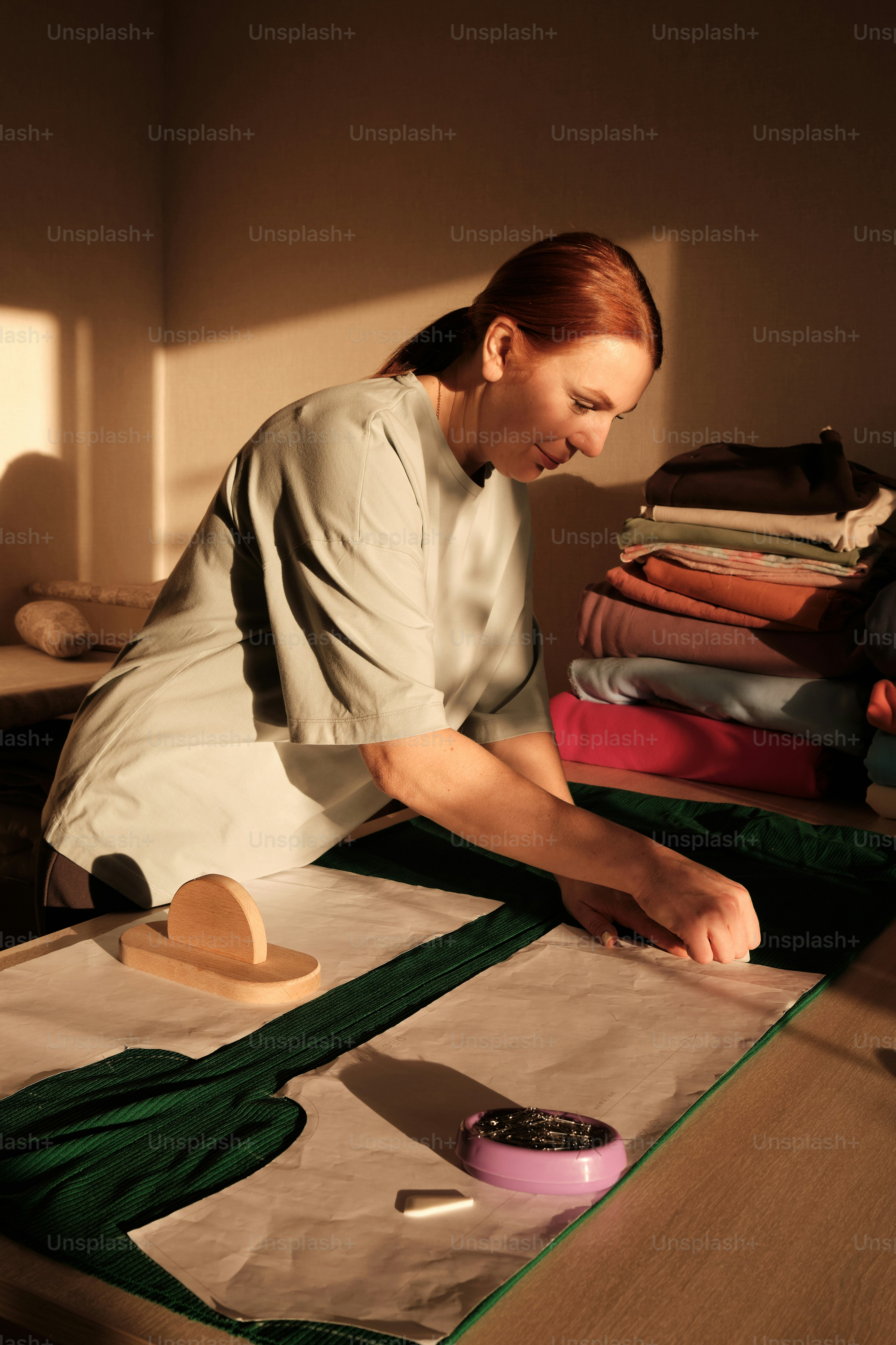 Una mujer con camisa blanca y pantalones verdes