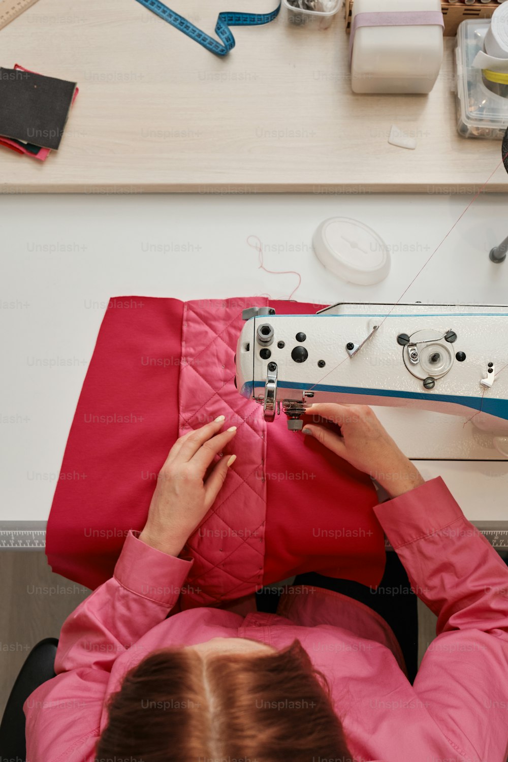Una mujer trabajando en una máquina de coser