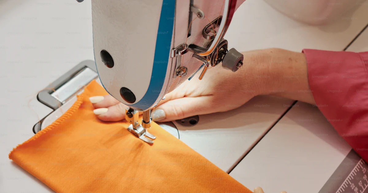 Coser Ropa Una mujer usando una máquina de coser para coser un trozo de tela foto ...