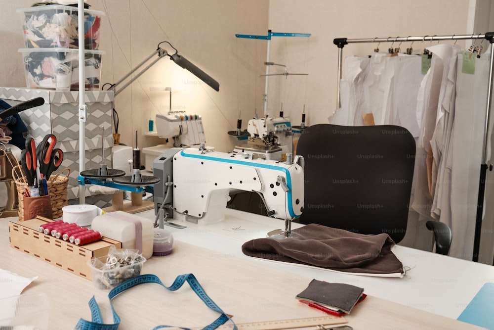 una máquina de coser sentada encima de una mesa