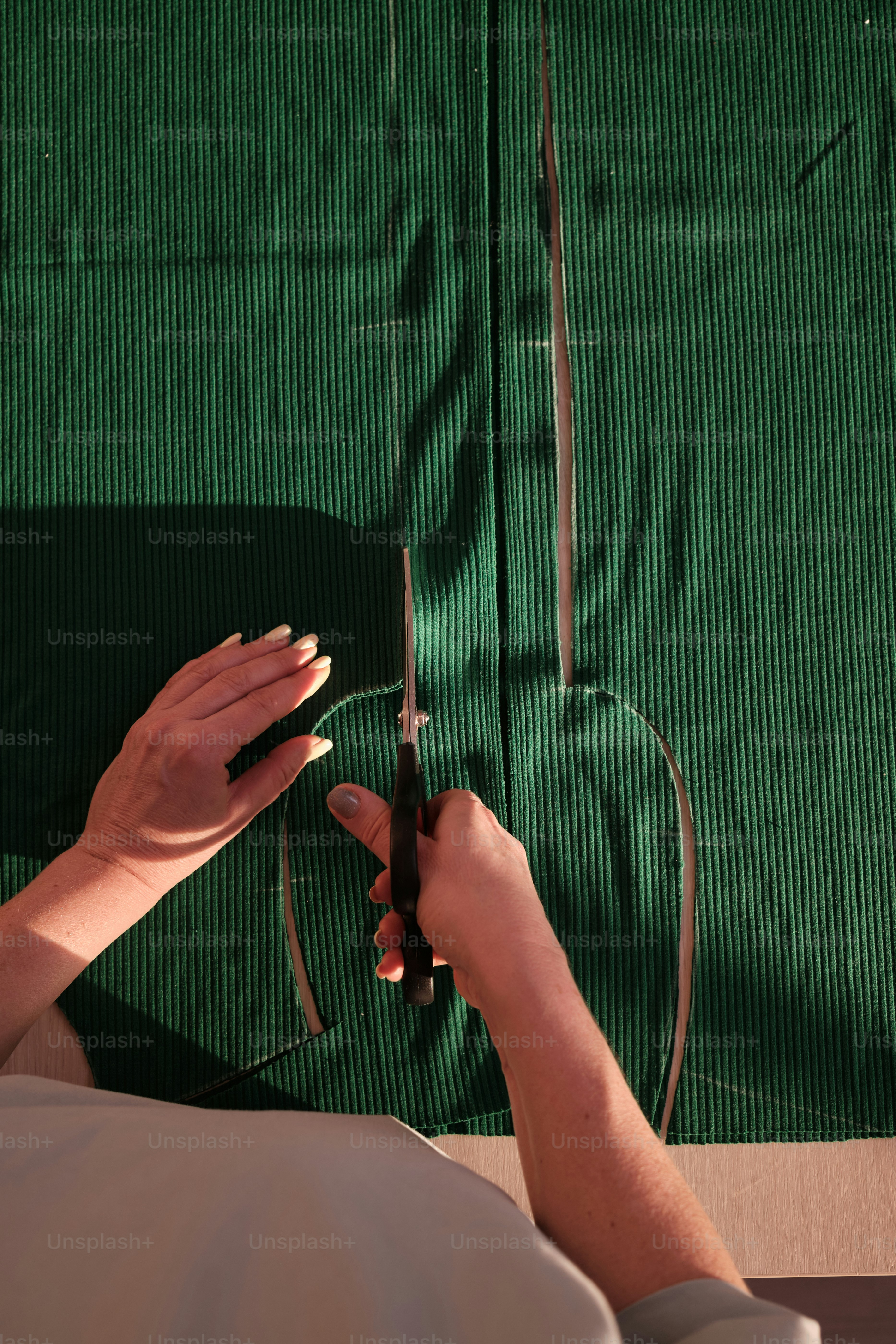 una persona sdraiata su un letto usando un telefono cellulare