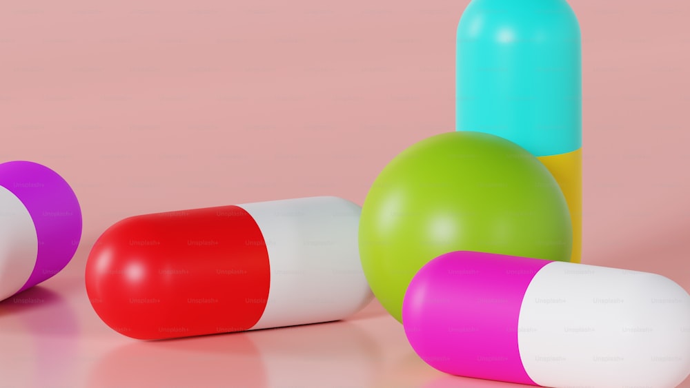 Un grupo de píldoras sentadas una al lado de la otra sobre una superficie rosada