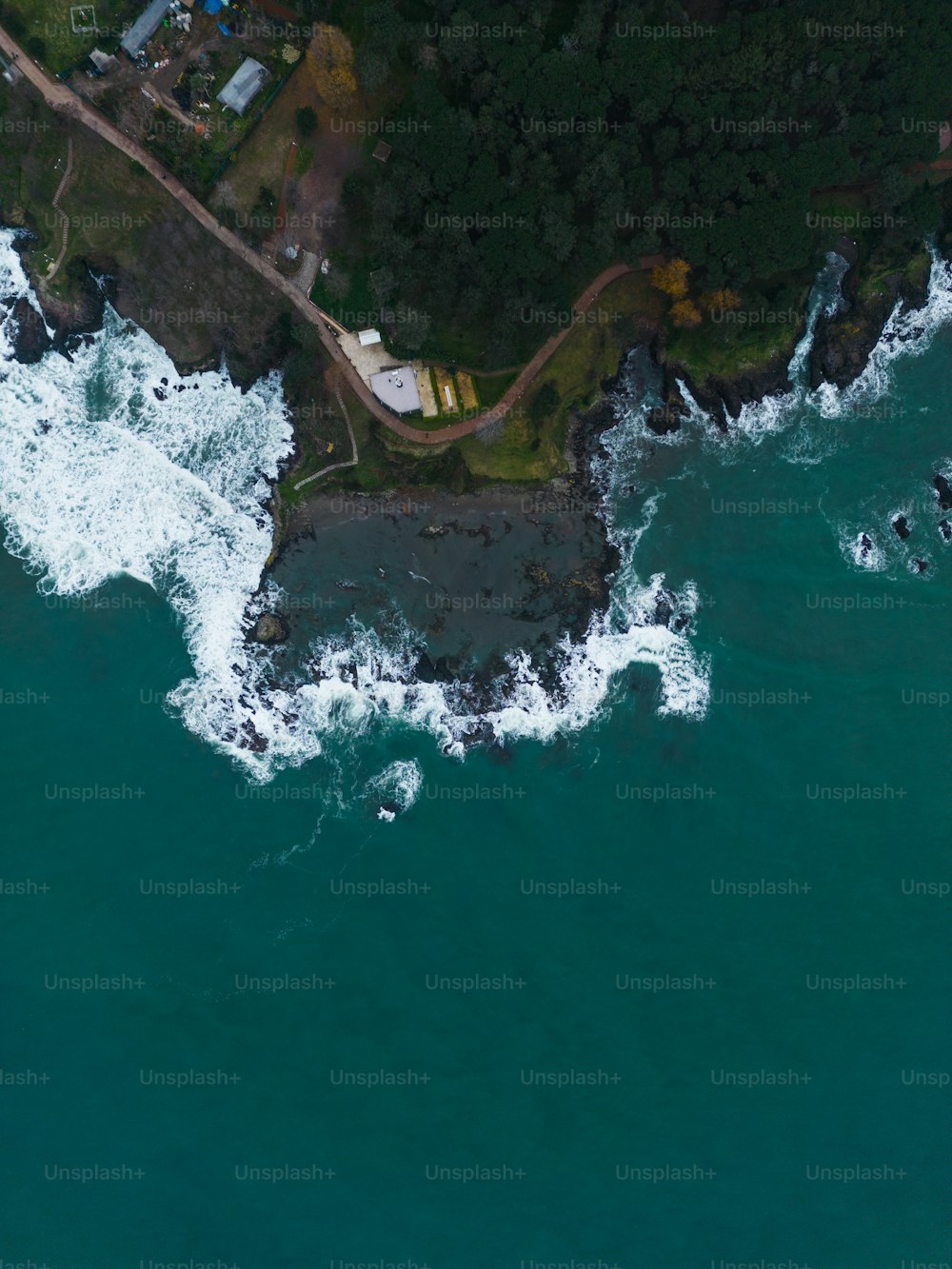 Eine Luftaufnahme des Ozeans mit Wellen, die am Ufer zusammenbrechen