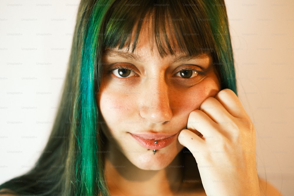 녹색 머리를 가진 여자가 사진을 위해 포즈를 취하고 있다