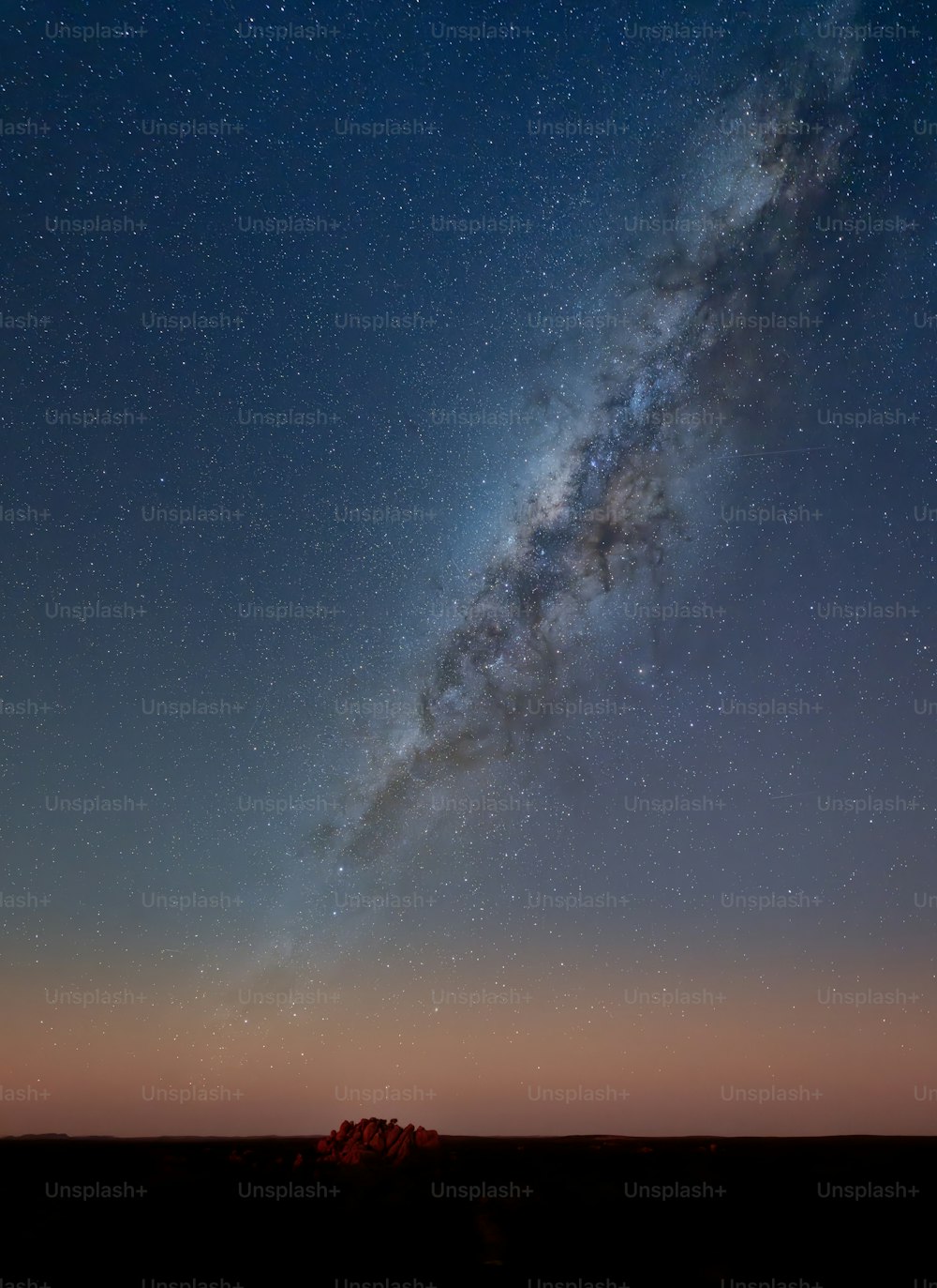 o leitoso brilha intensamente no céu noturno