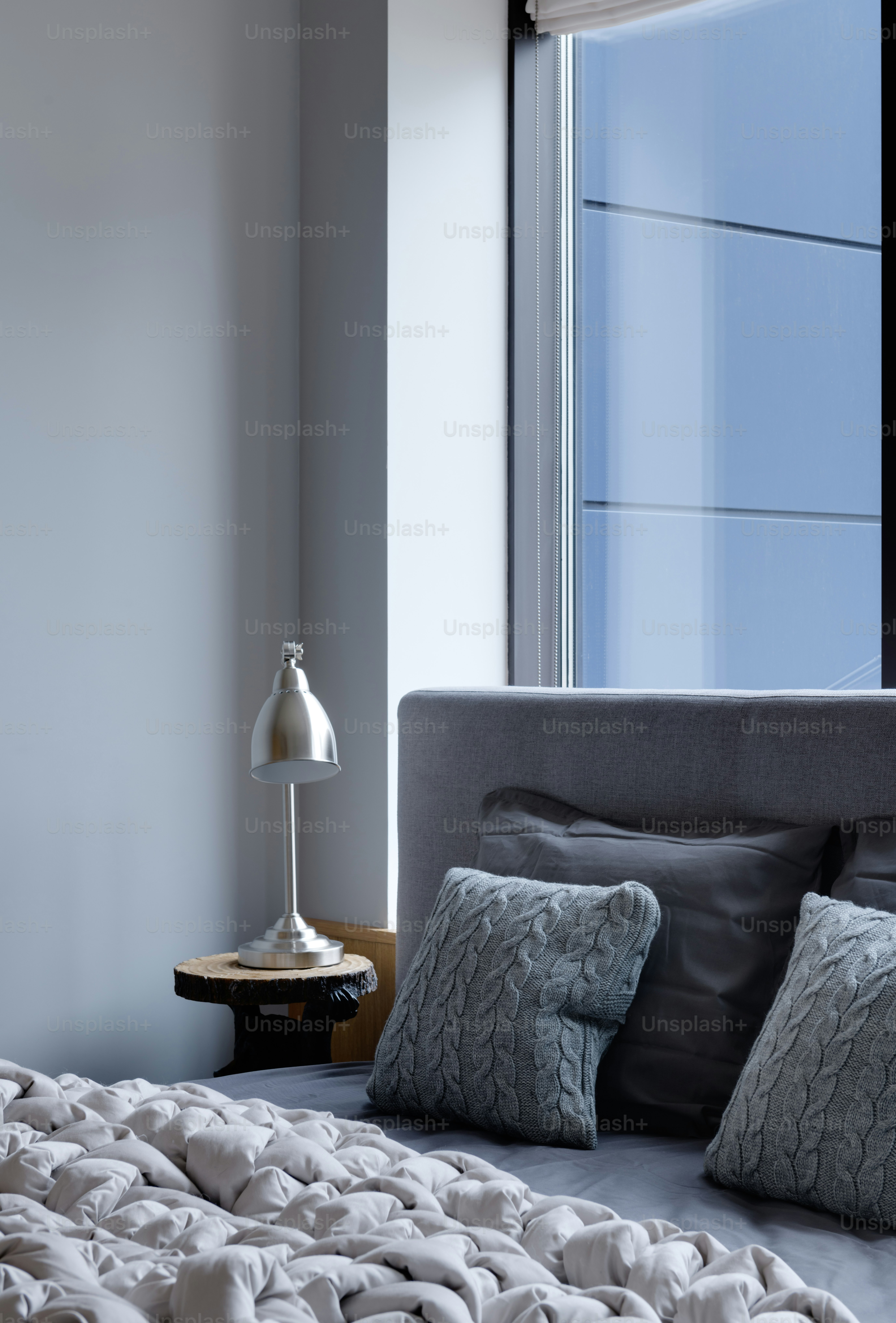 une chambre avec un lit et une fenêtre