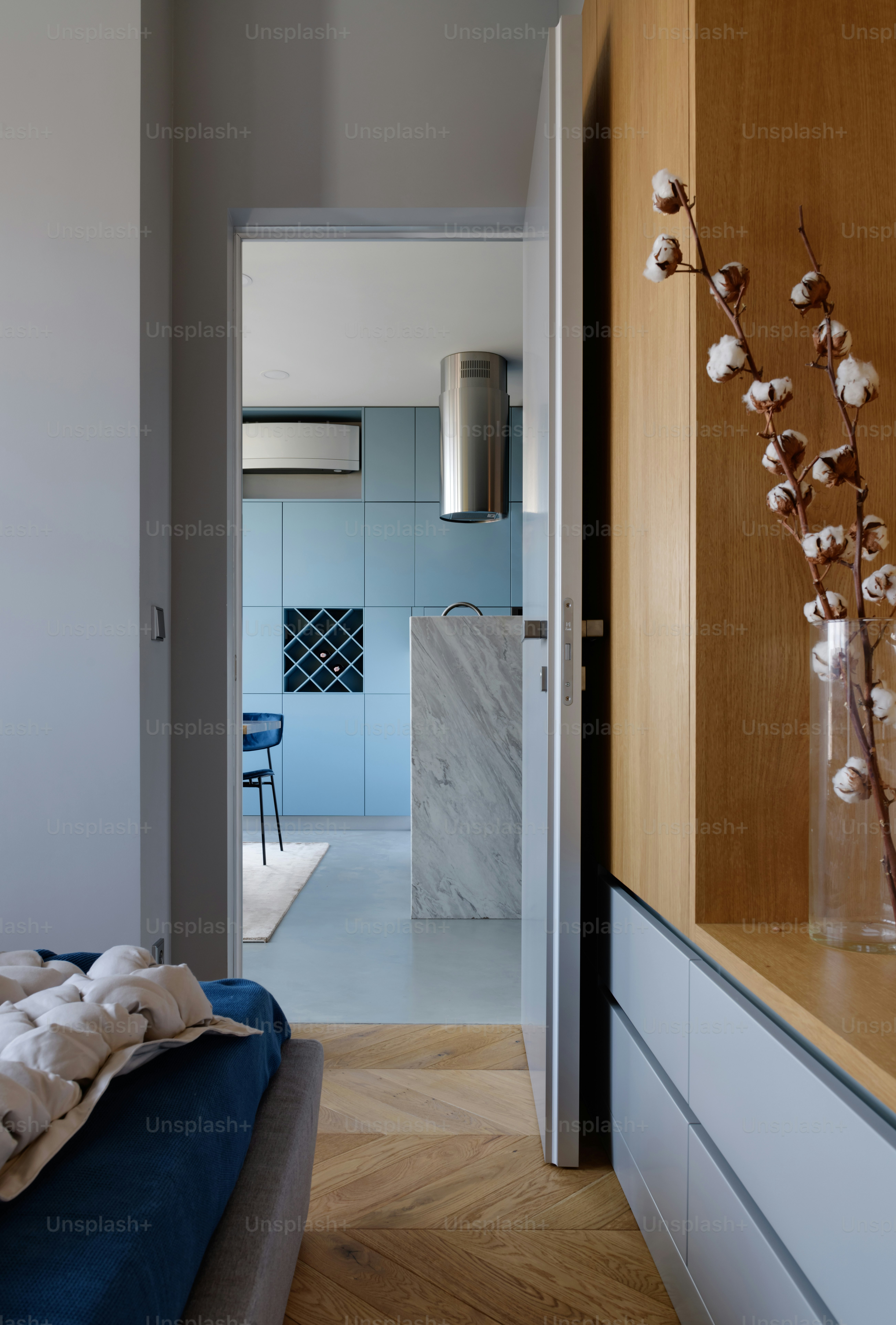 kamar dengan tempat tidur dan vas dengan bunga