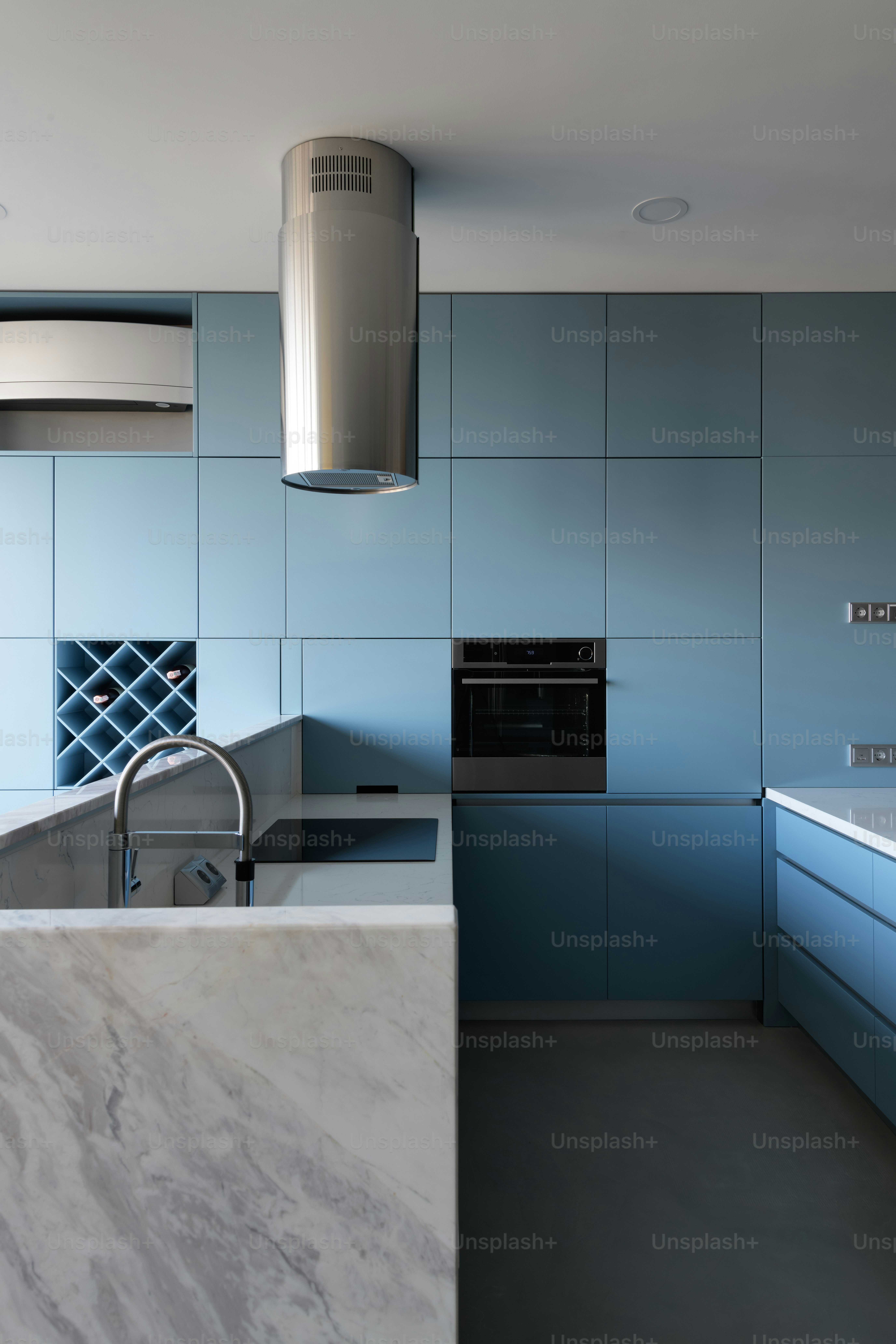 Foto zum Thema Eine Küche mit Spüle und Herd Bild zu Spülbecken auf Unsplash